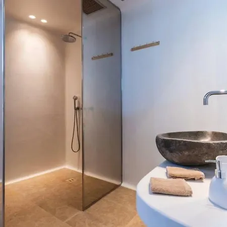 Breathtaking 5 Bedroom With Private Pool *