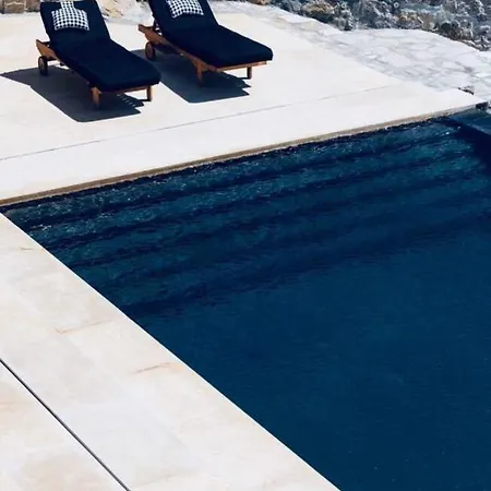 Breathtaking 5 Bedroom With Private Pool *