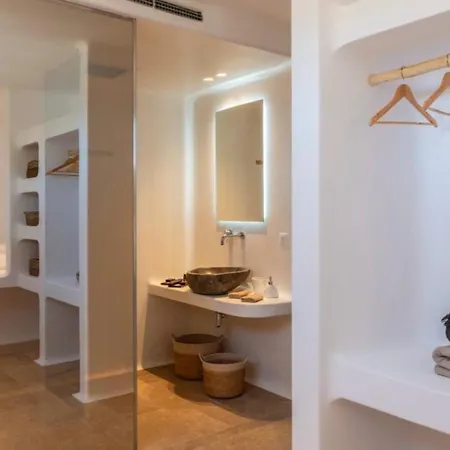 Breathtaking 5 Bedroom With Private Pool